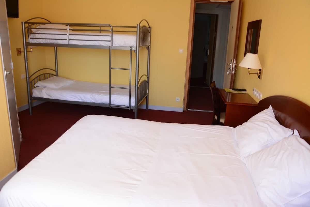 Vierpersoonskamer | Een bureau, gratis babybedden, gratis wifi