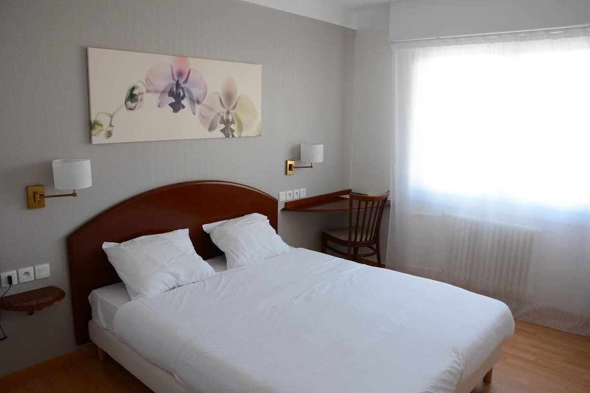 Standaard tweepersoonskamer | Een bureau, gratis babybedden, gratis wifi