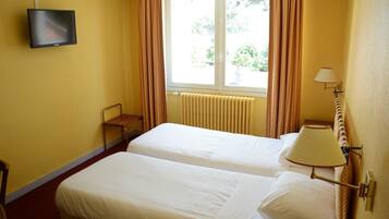 Standard Twin Room | Desk, free cribs/infant beds, free WiFi