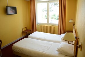 Standard Twin Room | Desk, free cribs/infant beds, free WiFi