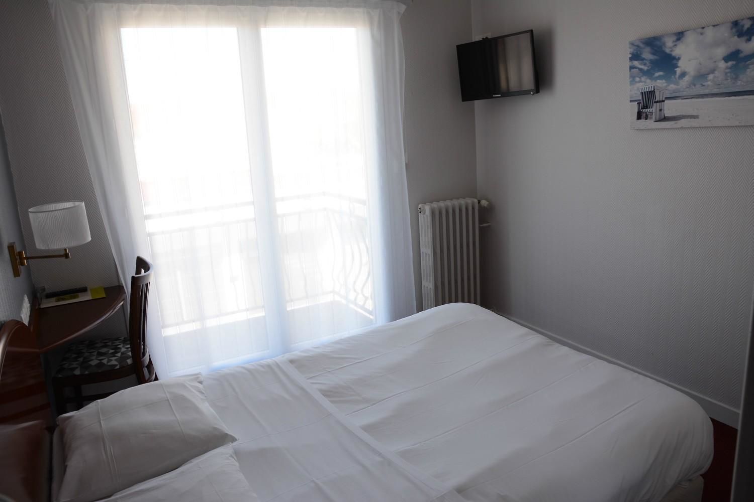 standard double room | desk, free cots/infant beds, free wifi
