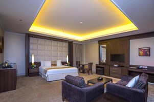 In-room safe, laptop workspace, iron/ironing board, free WiFi