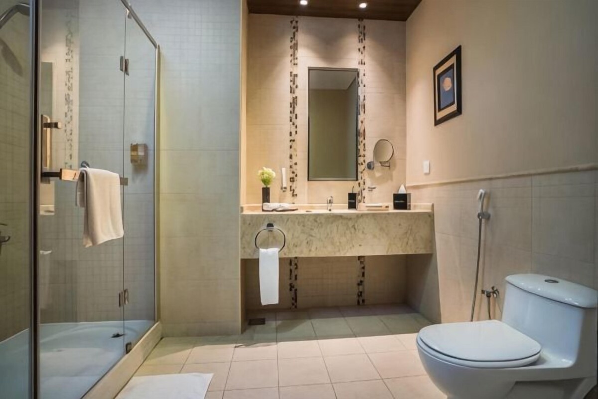 Bathroom | Free toiletries, hair dryer, slippers, towels