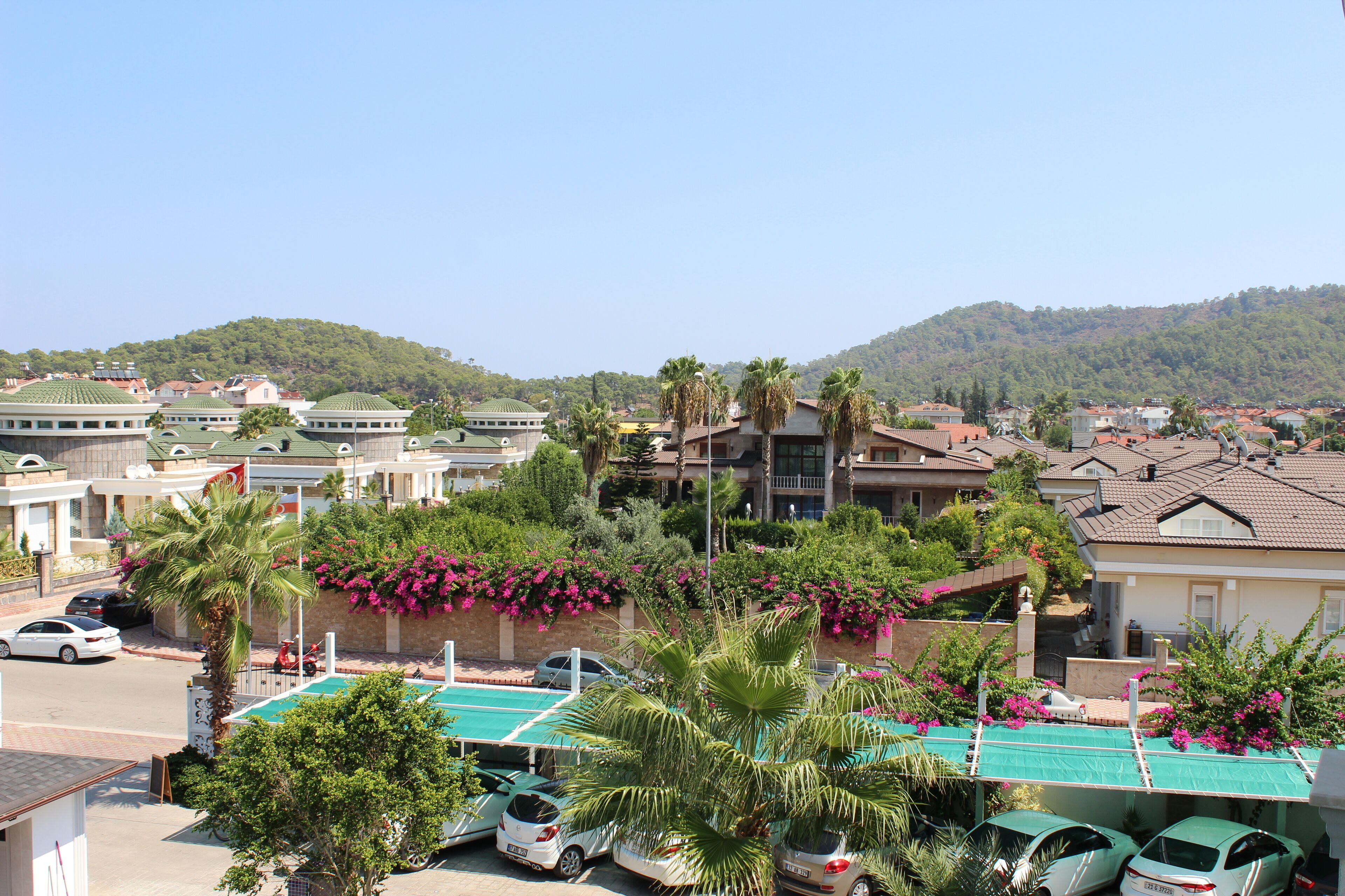 مكتب وستائر تعتيم وتجهيزات عازلة للصوت ومكواة/لوح كي