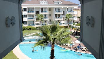 Piscine extérieure, parasols de plage, chaises longues