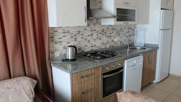 Een koelkast/vriezer, een oven, een kookplaat