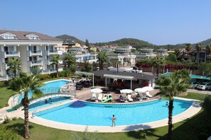 Außenpool, Sonnenschirme, Liegestühle