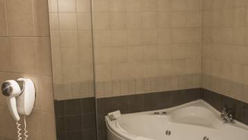 Junior Suite | Bathroom | Shower, rainfall showerhead, free toiletries, hair dryer
