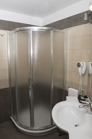 Shower, rainfall showerhead, free toiletries, hair dryer