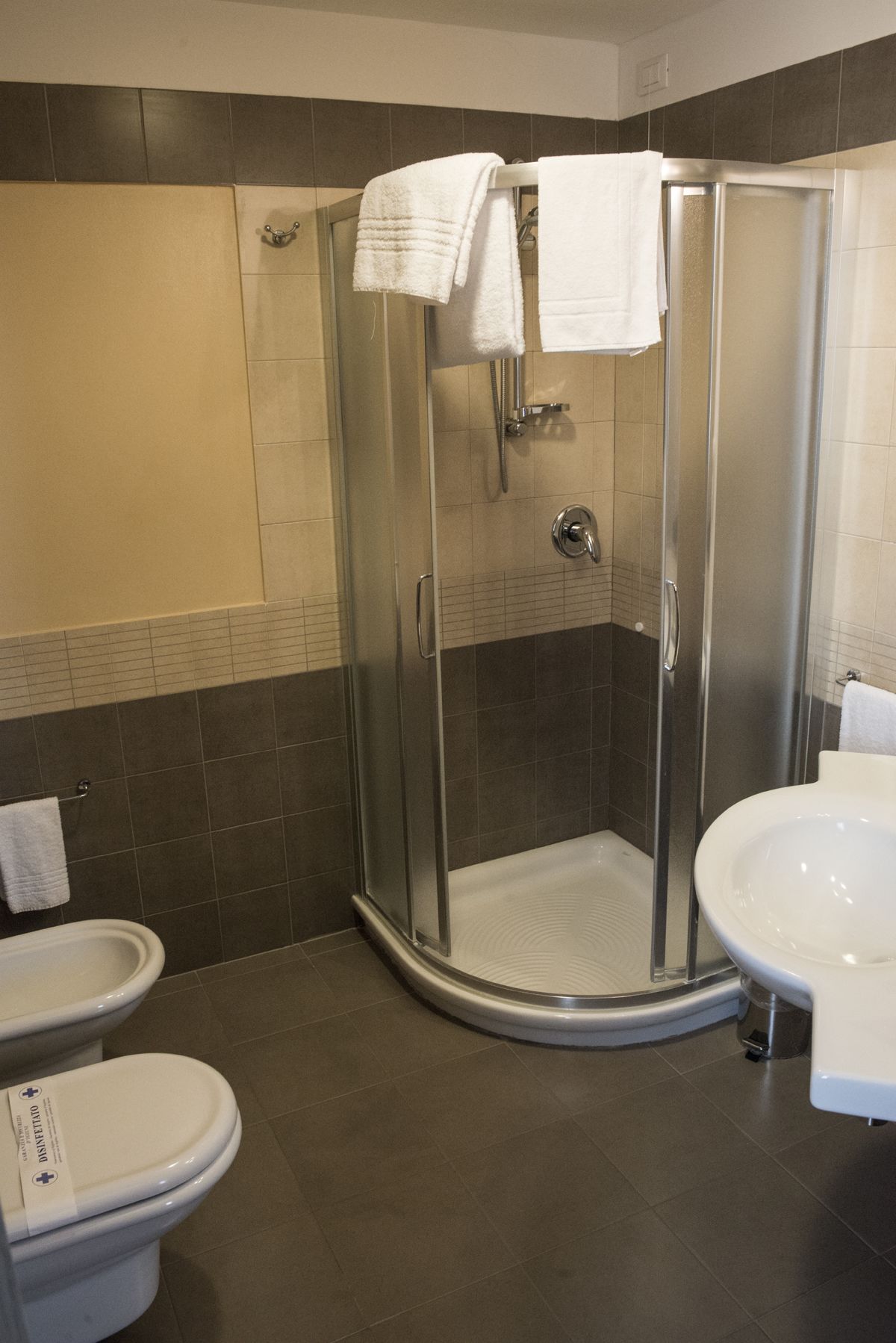 shower, rainfall showerhead, free toiletries, hair dryer