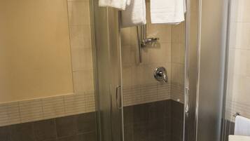 Shower, rainfall showerhead, free toiletries, hair dryer