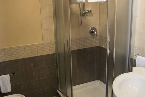 Shower, rainfall showerhead, free toiletries, hair dryer
