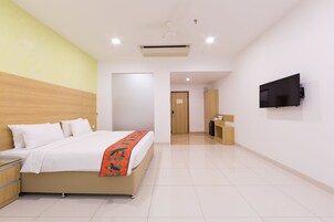 Caja de seguridad en la habitación y escritorio 