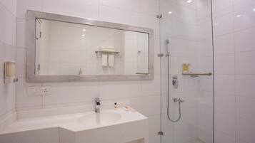 Shower, rainfall showerhead, free toiletries, hair dryer