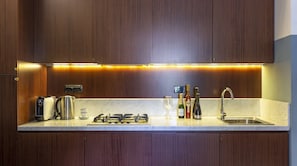 Junior-Apartment, 1 King-Bett und Schlafsofa (1.3) | Eigene Küche | Großer Kühlschrank, Mikrowelle, Herdplatte, Geschirrspüler