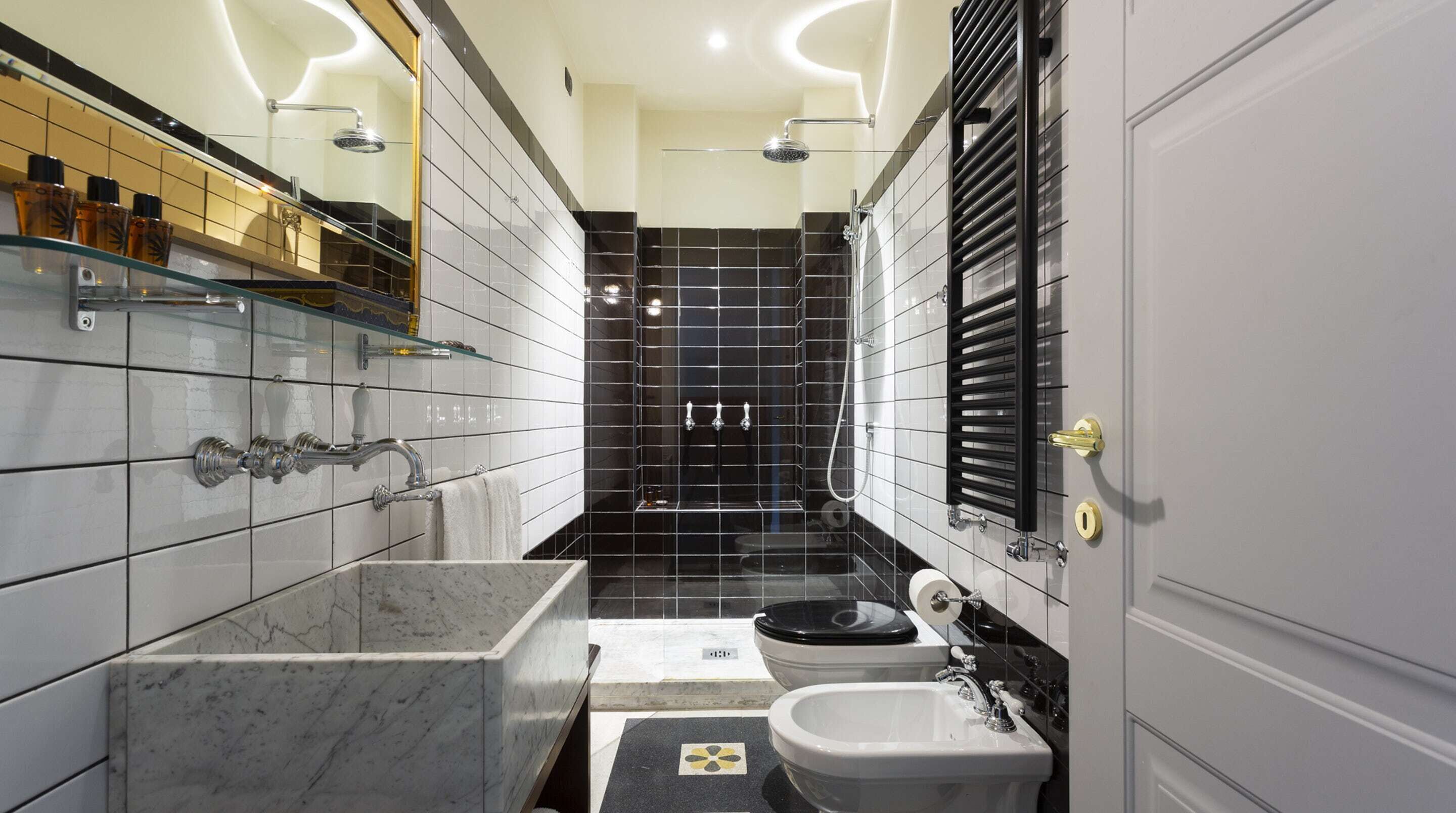 Ein modernes Badezimmer mit einem мраморный Waschbecken, Toilette und Duschbereich.