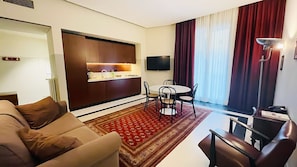 Deluxe Apartment, 1 King Bed with Sofa bed, Non Smoking | Living area