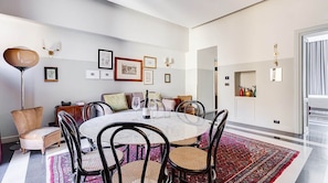 Deluxe Apartment, 1 King Bed with Sofa bed, Non Smoking (3.5) | Living area