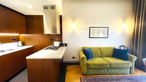 Leilighet – junior, 1 kingsize-seng med sovesofa, ikke-røyk, rengjøring (1.2) | Oppholdsområde | En 43-tommers smart-TV med Parabol-TV samt TV