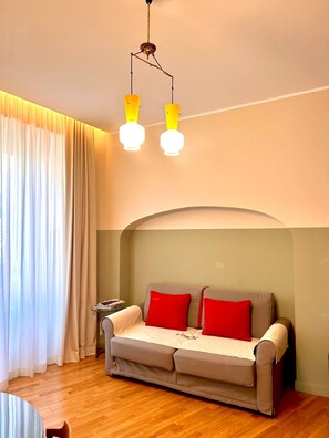 Leilighet – deluxe, 1 kingsize-seng med sovesofa, ikke-røyk, rengjøring | Oppholdsområde | En 43-tommers smart-TV med Parabol-TV samt TV