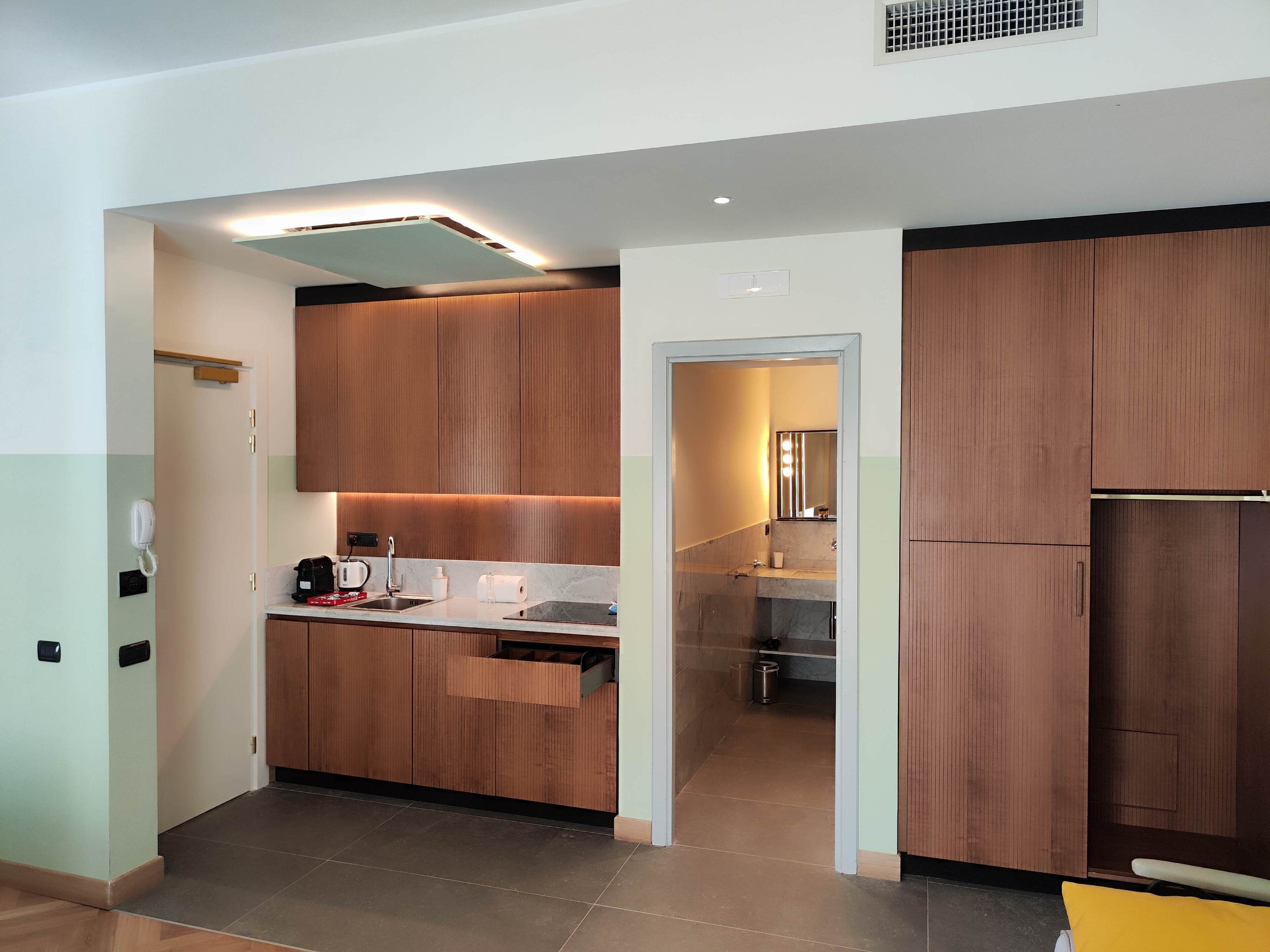 Refrigerador con freezer, microondas, placa de cocina, lavavajillas