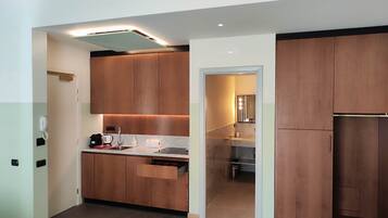 Full-sized fridge, microwave, stovetop, dishwasher