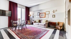 Leilighet – deluxe, 1 kingsize-seng med sovesofa, ikke-røyk, rengjøring (3.5) | Oppholdsområde | En 43-tommers smart-TV med Parabol-TV samt TV