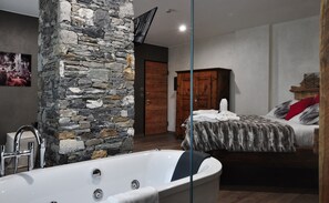 Suite Design, sauna | Baignoire à jets