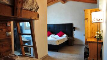 Une chambre à coucher avec un lit, une tête de lit en bois et une table de chevet avec une lampe.