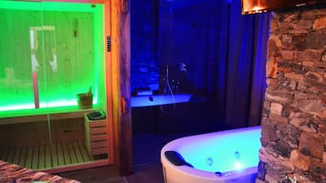 Design Suite, Sauna | Jetted bathtub