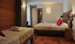 Comfort Triple Room | In-room safe, desk, free WiFi