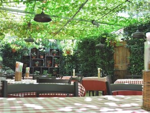 تناول الطعام بالخارج