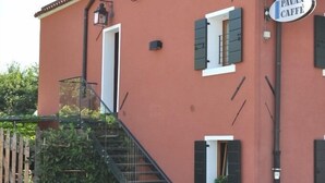 A building with a sign reading "PAVAN CAFFÈ". - Casa Rosanna (Meolo)