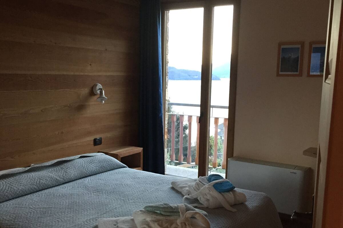 Classic Double Room, Lake View | In-room safe, free WiFi