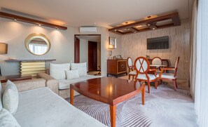 Suite, 1 slaapkamer, uitzicht op zee | Italiaanse Frette-lakens, luxe beddengoed, donzen dekbedden
