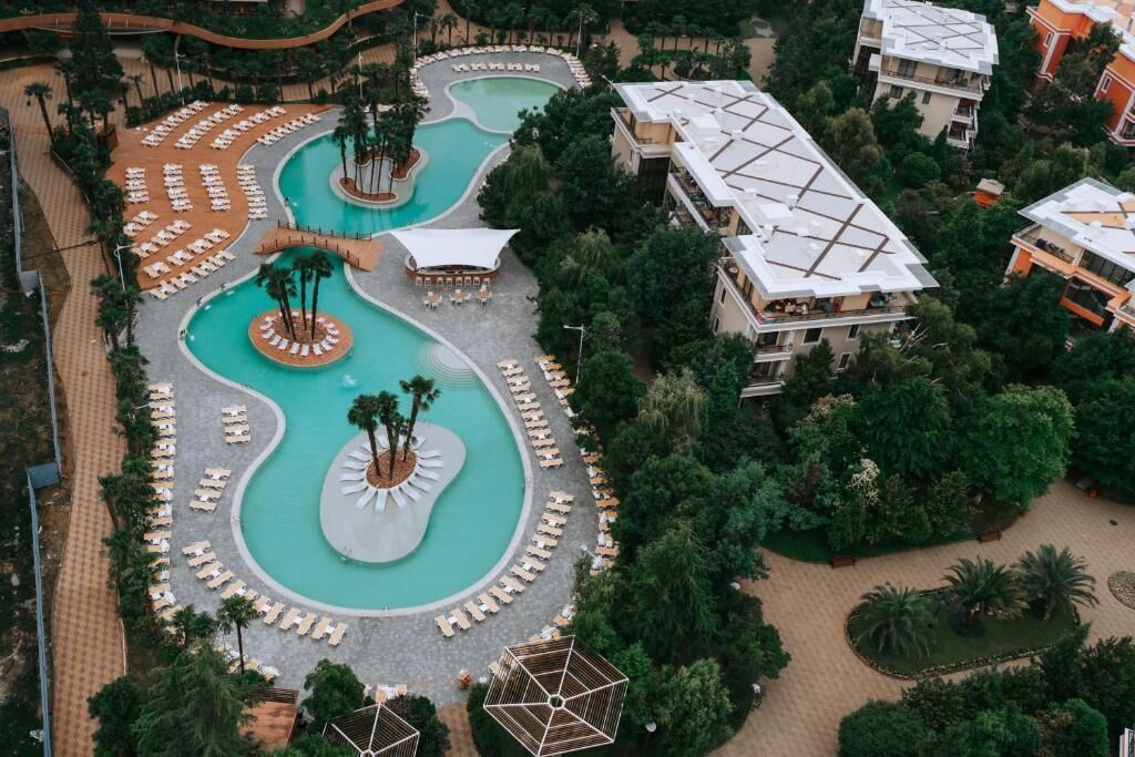 Una piscina al aire libre de temporada