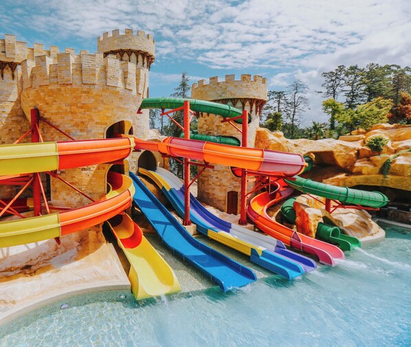 Una piscina al aire libre de temporada