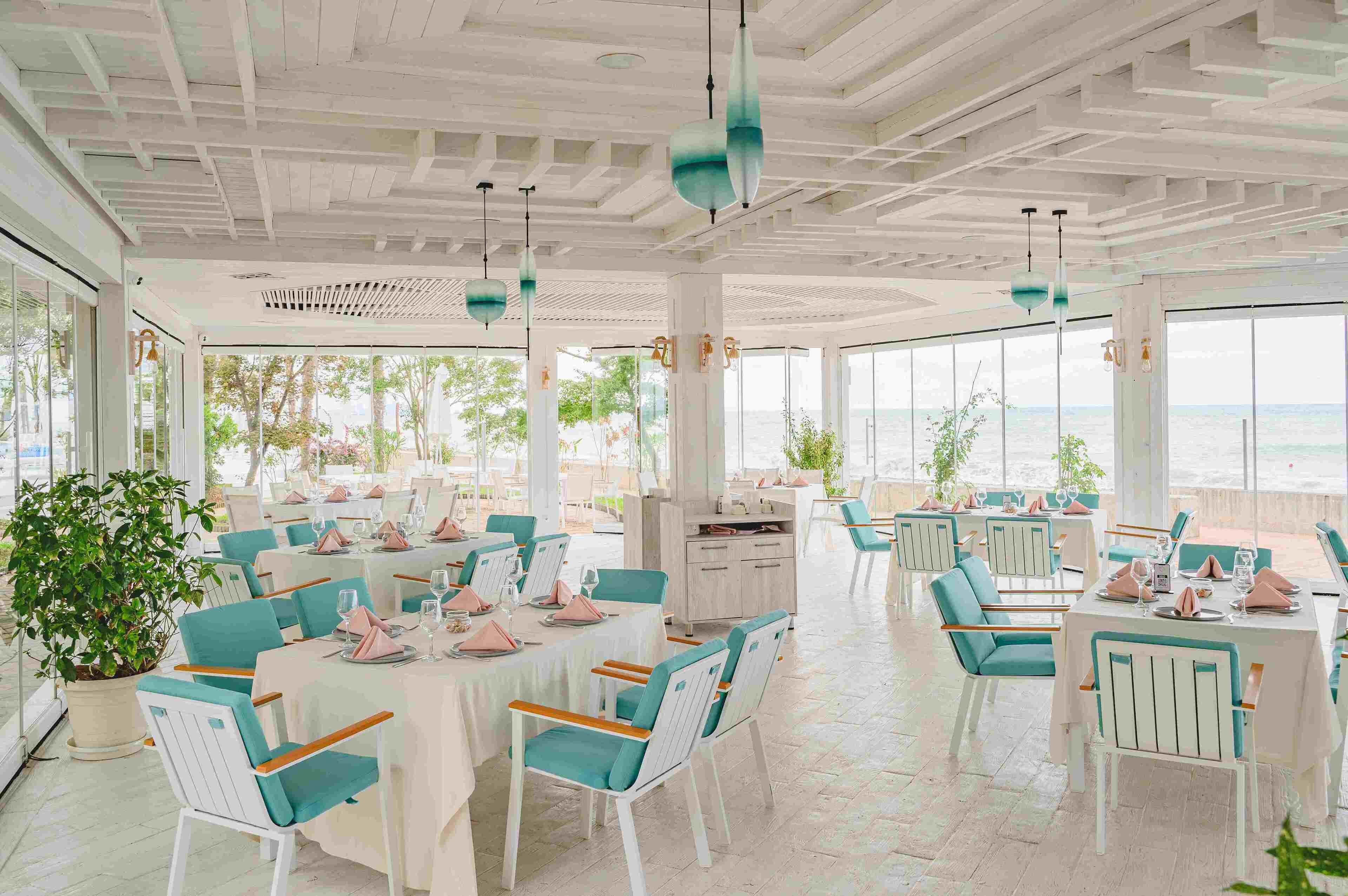 9 restaurants, breakfast served