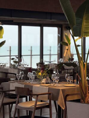 9 restaurantes, se sirve desayuno 