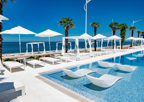 Seasonal outdoor pool - Hotel Dreamland Oasis (Kobuleti)