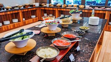 Dagelijks ontbijtbuffet (GEL 70 per persoon)