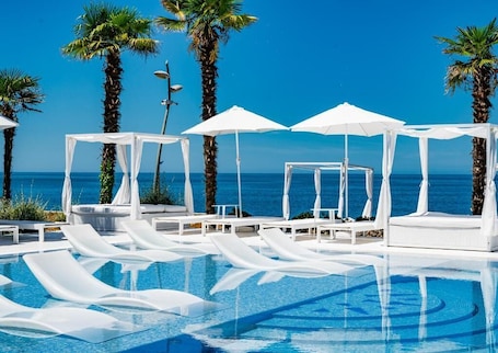 Seasonal outdoor pool. Dreamland Oasis Resort & Spa