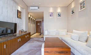 Executive suite, 2 slaapkamers, uitzicht op zee | Italiaanse Frette-lakens, luxe beddengoed, donzen dekbedden