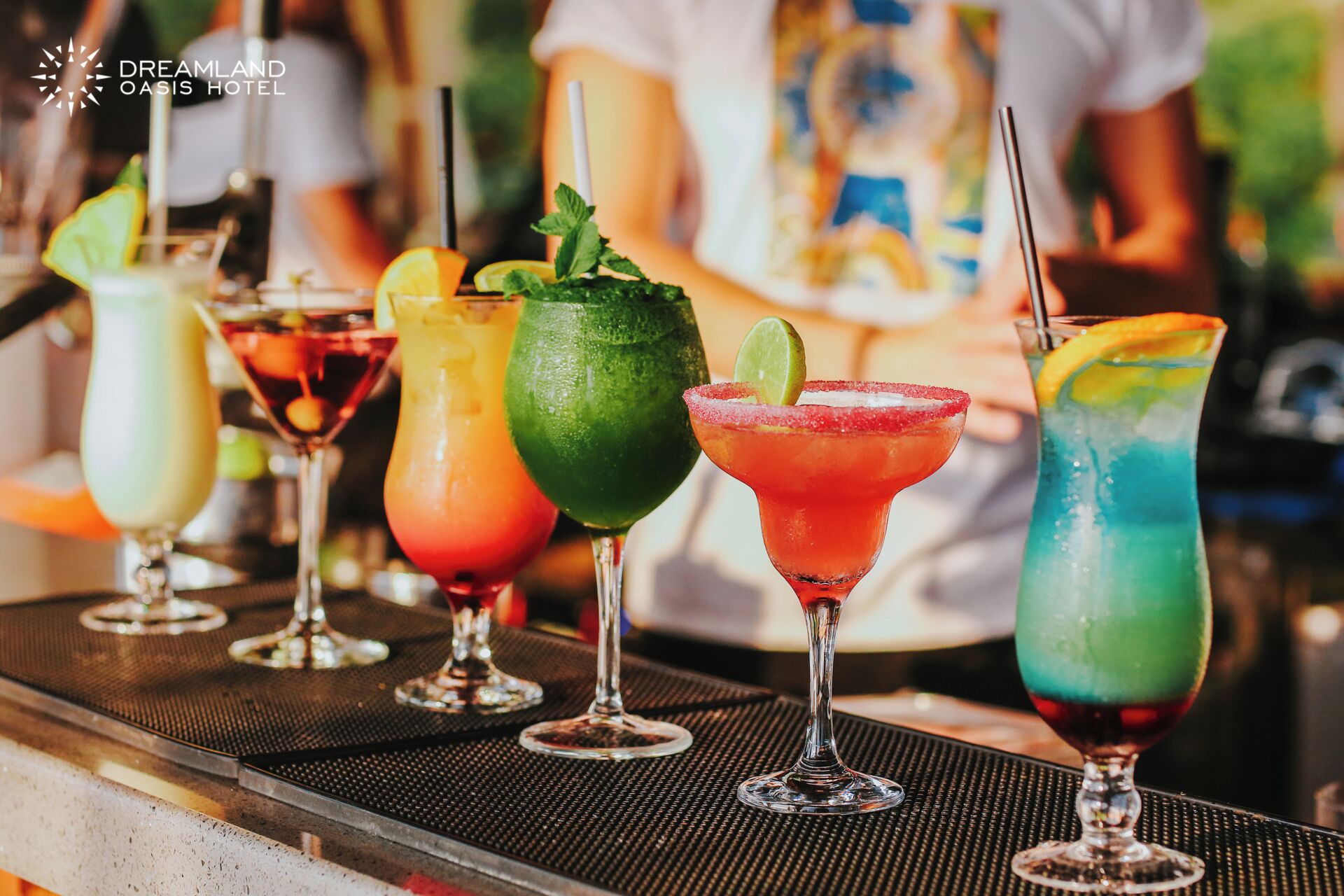 Eine Bar mit einer Auswahl an farbenfrohen Cocktails.