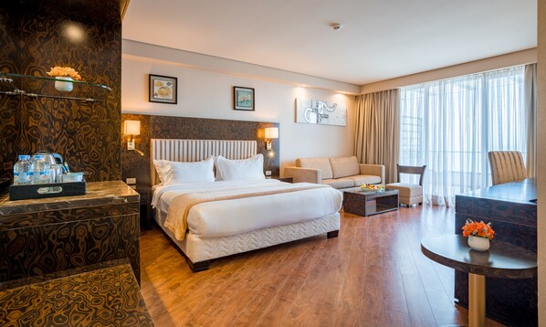 Familie suite, 2 slaapkamers, uitzicht op zee | Italiaanse Frette-lakens, luxe beddengoed, donzen dekbedden