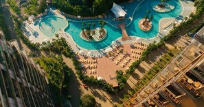 Una piscina al aire libre de temporada