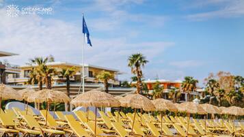 Plage privée, cabines (en supplément), chaises longues, parasols