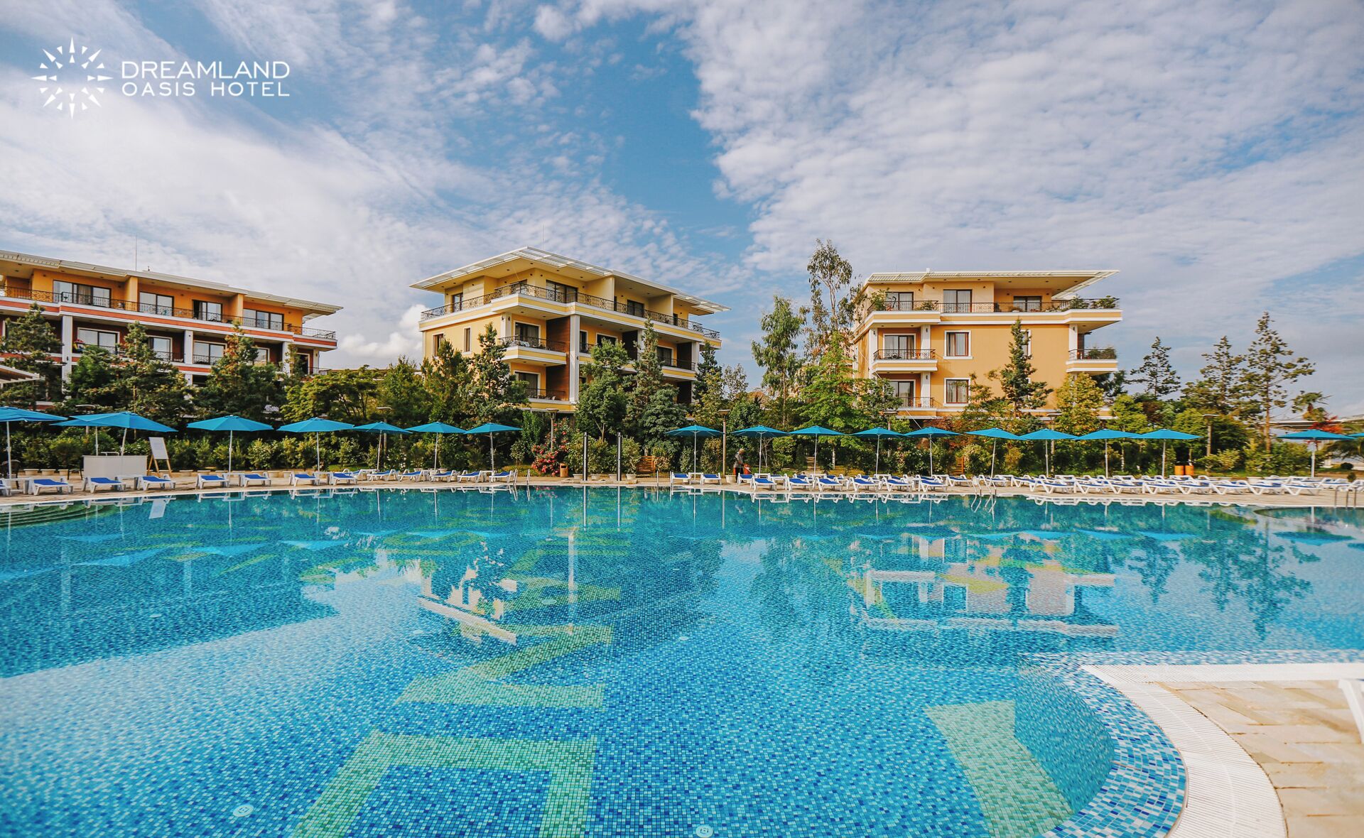 Hồ bơi ngoài trời phục vụ theo mùa 