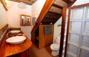 Nhà Deluxe, 2 phòng ngủ, quang cảnh biển | Phòng tắm | Buồng tắm vòi sen, máy sấy tóc, xà phòng