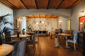 Lunch and dinner served, Italian cuisine